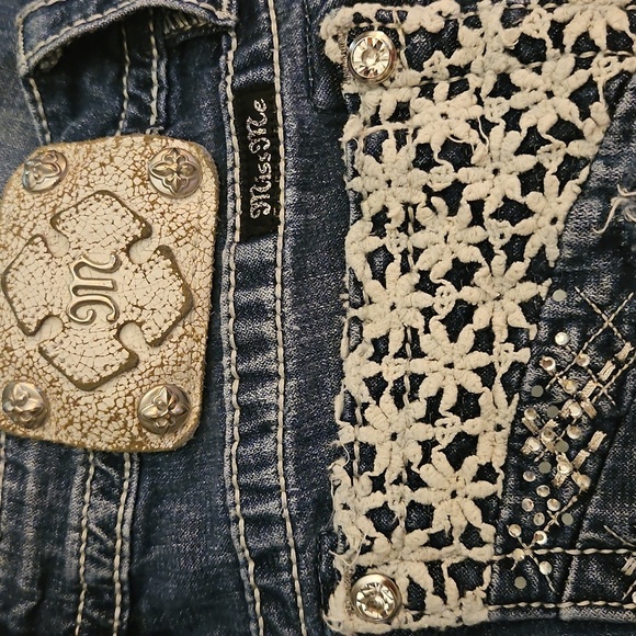 MISS ME Floral Lace Embellished Distressed Mid-rise Cuffed Skinny Denim Jeans - Picture 9 of 16